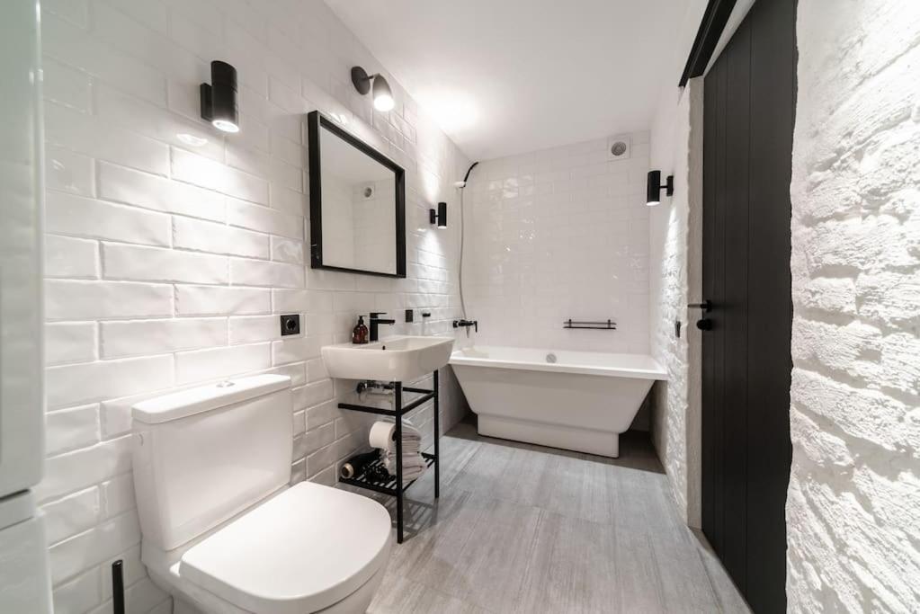 3 Storey Apartment With A Character And A Terrace Riga Ngoại thất bức ảnh