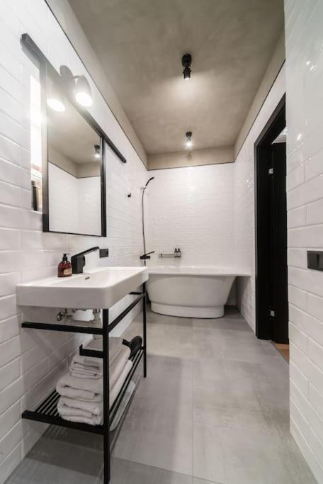 3 Storey Apartment With A Character And A Terrace Riga Ngoại thất bức ảnh